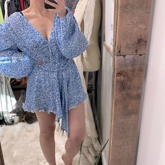 C/MEO COLLECTIVE so settled romper in blue ditsy floral size small - Picture 5 of 16